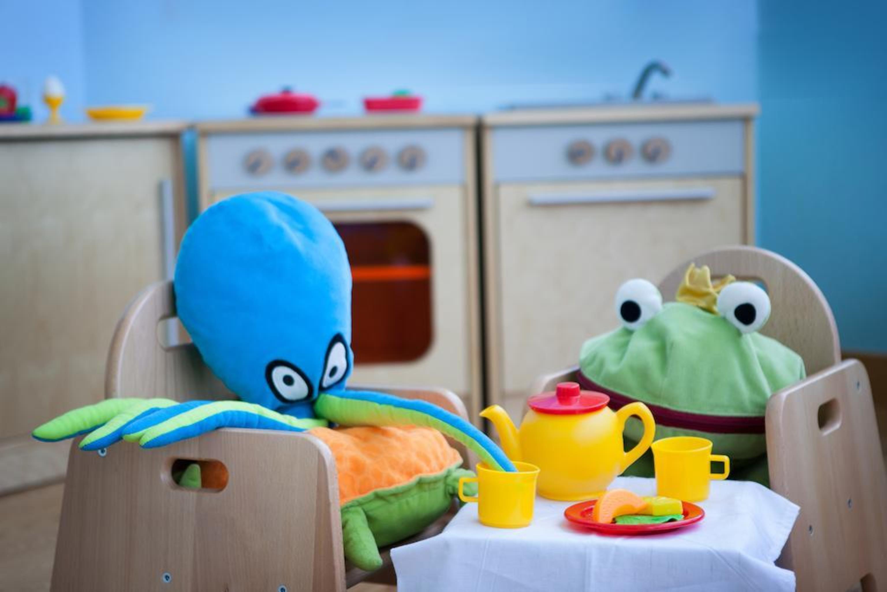 Ja Beach Hotel, Dubai Ngoại thất bức ảnh The characters of the show, Odi and Oddi, in the kitchen.