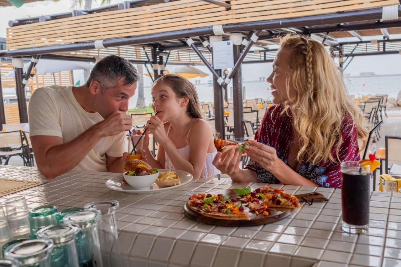 Ja Beach Hotel, Dubai Ngoại thất bức ảnh Family dining at a restaurant