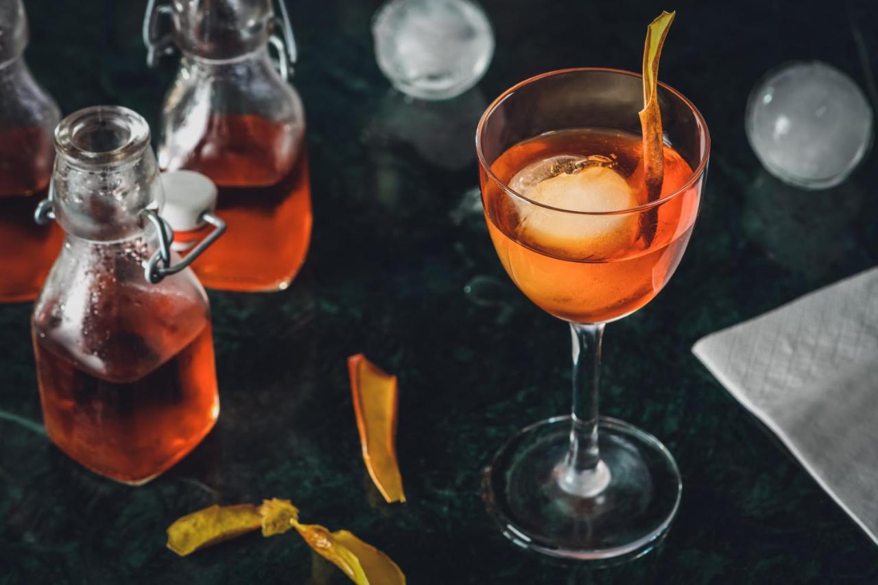 Ja Beach Hotel, Dubai Ngoại thất bức ảnh A glass of Negroni
