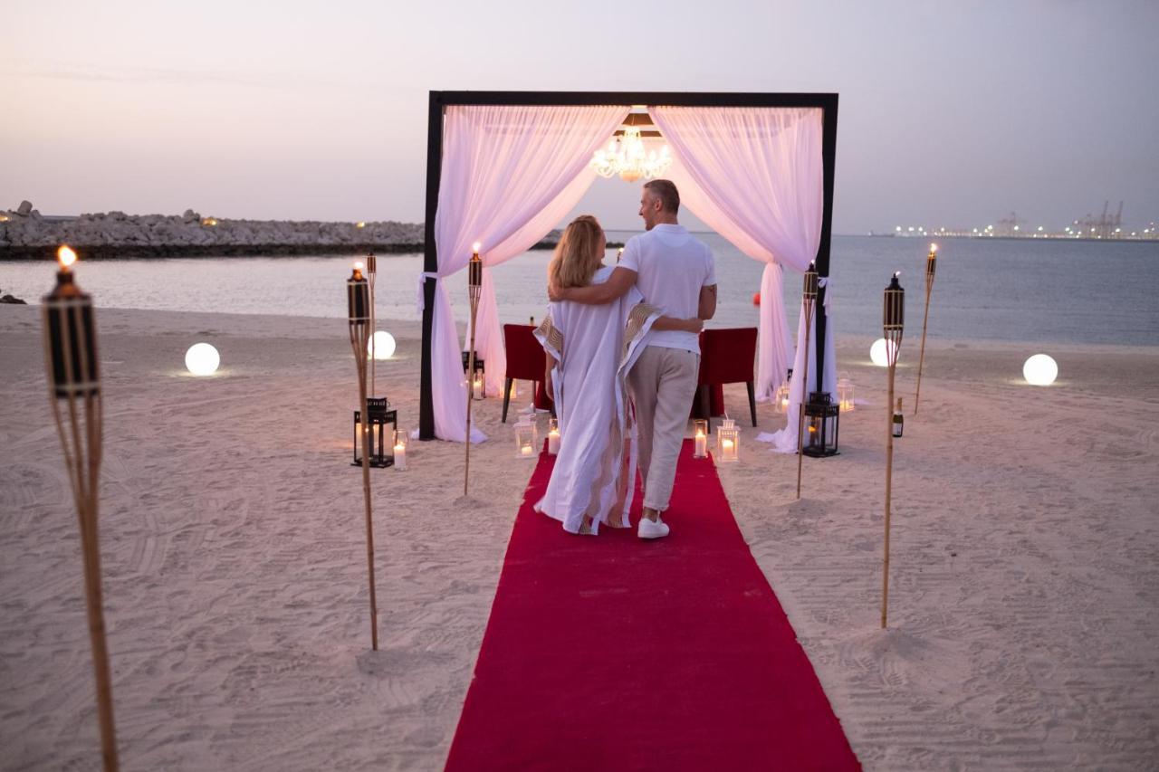 Ja Beach Hotel, Dubai Ngoại thất bức ảnh A couple at the beach of Jumeirah Rotana