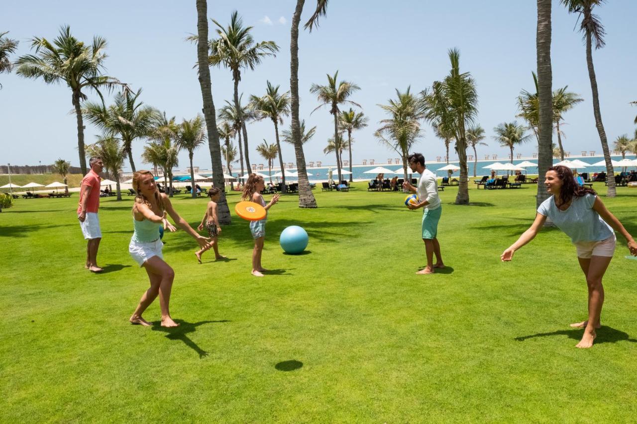 Ja Beach Hotel, Dubai Ngoại thất bức ảnh A game of kickball
